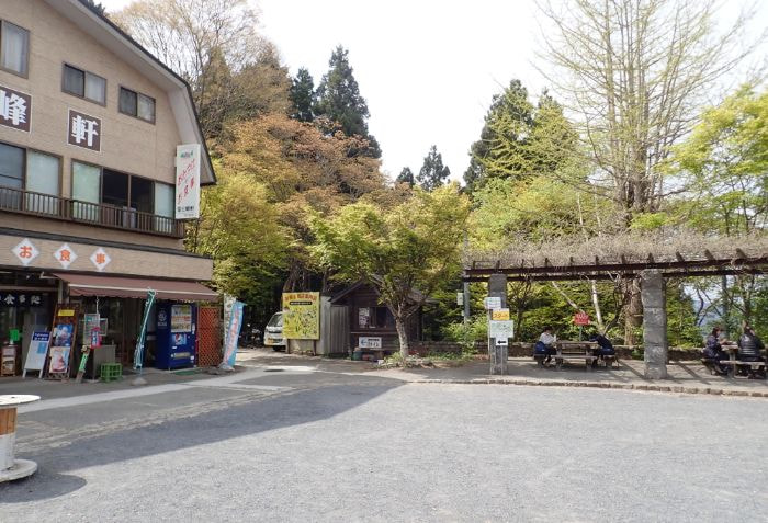 御岳山駅前の広場