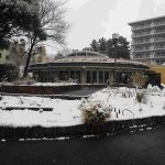 雪化粧した花と緑の学習館