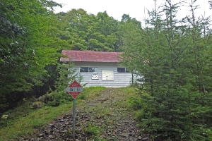 一杯水避難小屋の画像