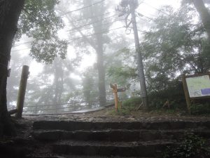 ⑦山頂直下の2階建トイレの横に出る