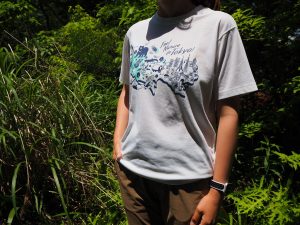 オリジナルTシャツ白を着用した女性