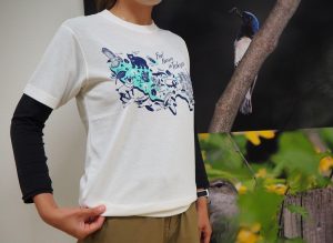 オリジナルTシャツ白を着用した女性